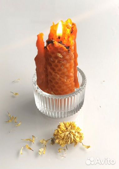 Свеча из вощины оранжевая с лепестками хризантемы