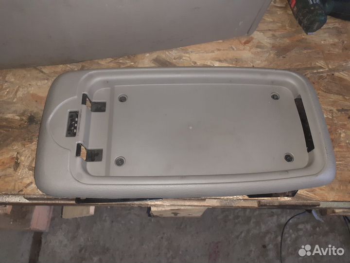 Кронштейн бокса межкресельный Dodge/Chrysler