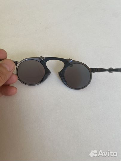 Солнцезащитные очки Oakley