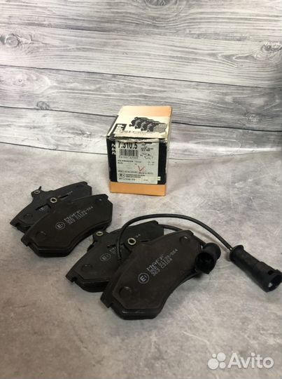 Колодки тормозные дисковые передние с датчиком aud