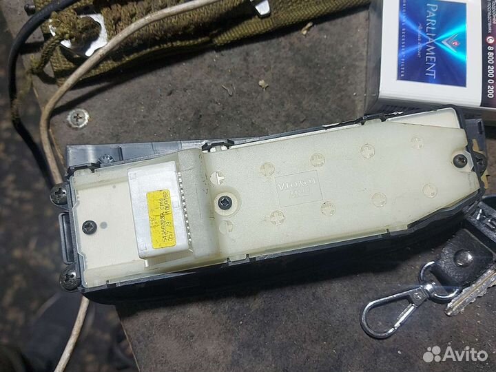 Блок управления стеклоподъемниками Toyota Avensis