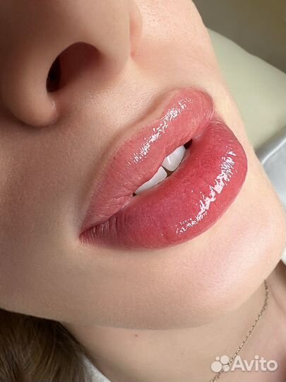 Перманентный макияж губ модель