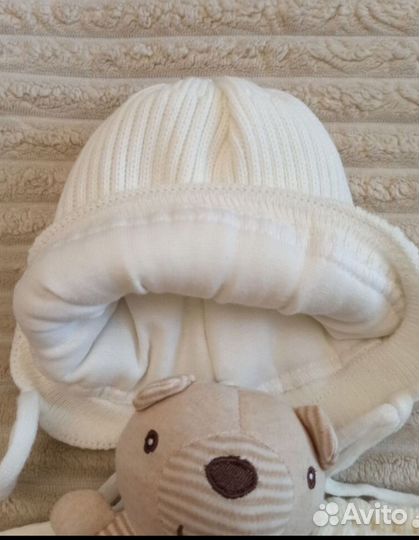 Шапочка зимняя для новорожденного с пинетками