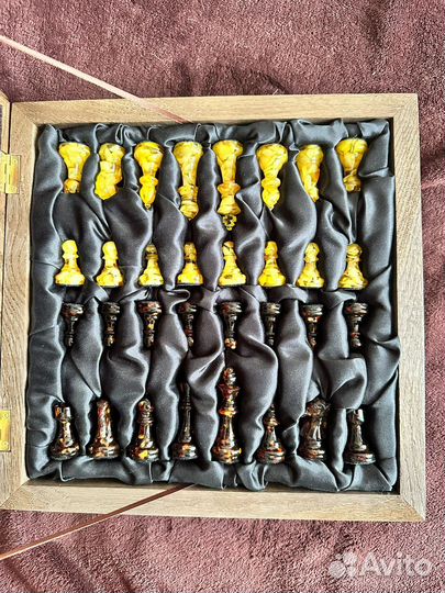 Шахматы из янтаря