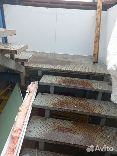 Лестница металлическая для модульного здания бу