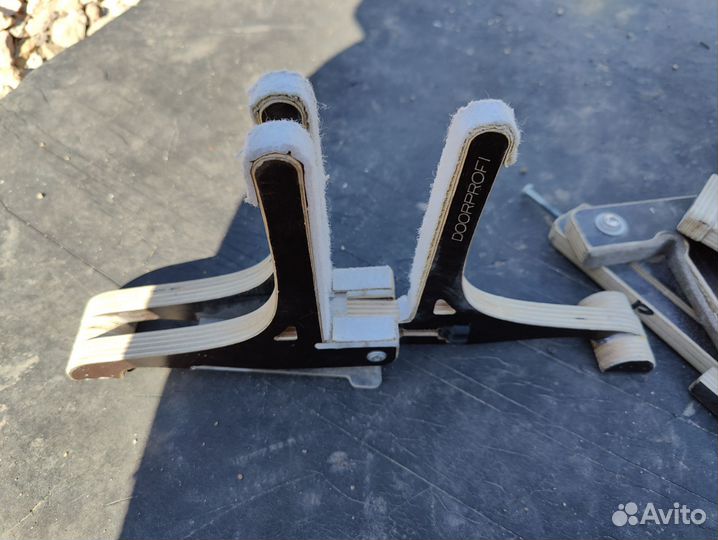 Держатель дверного полотна