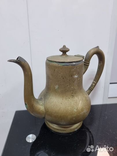 Крупный латунный кофейник