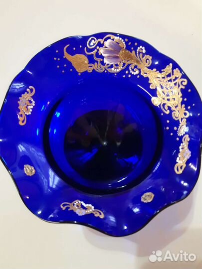 Бокалы для вина и конфетница