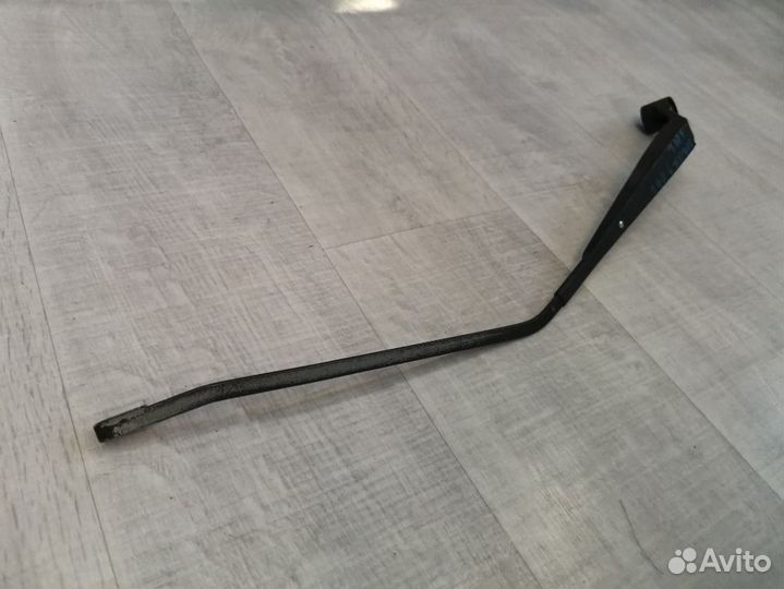 Поводок стеклоочистителя передний правый