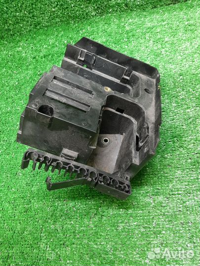 Кронштейн блока предохранителей WV passat b7