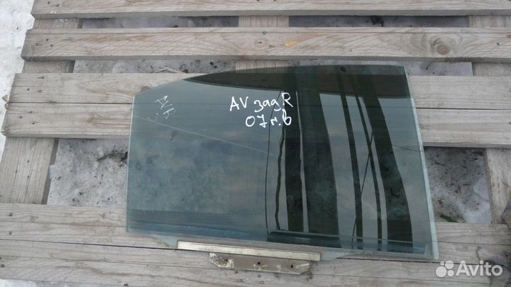 Тойота авенсис250 стекло правое заднее