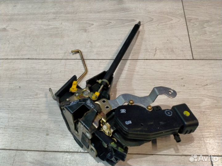 Замок двери передний левый Toyota Chaser GX100