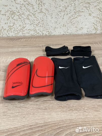 Футбольные щитки Nike Mercurial Hardshell