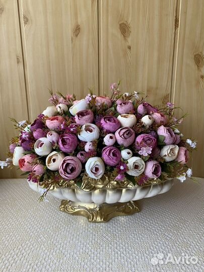 Искусственные цветы в вазе