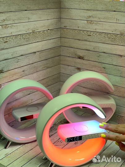 Умная атмосферная лампа с беспроводной зарядкой