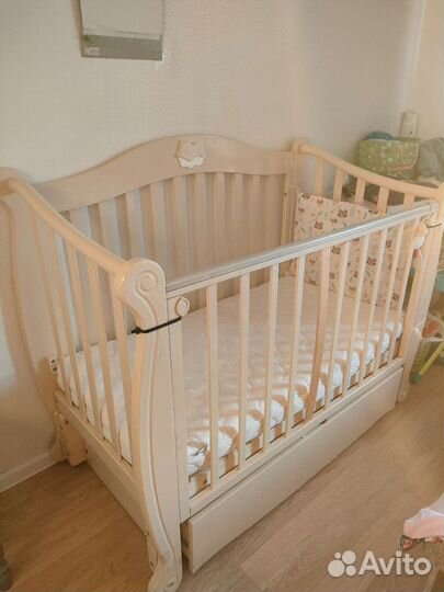 Детская кроватка с матрасом