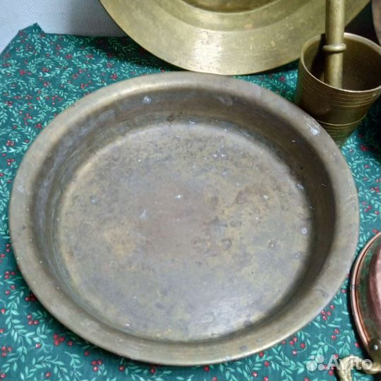 Медные тазы и сковородки, ступка