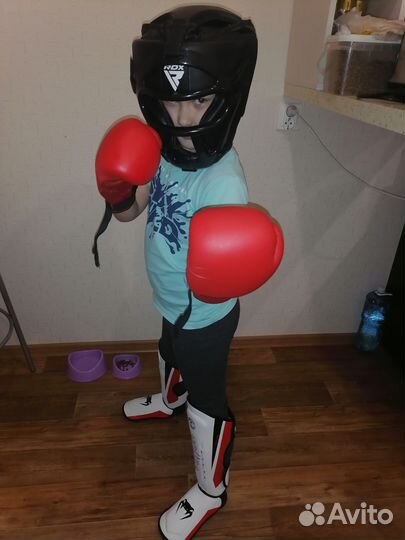 Защита на ноги и шлем для единоборств