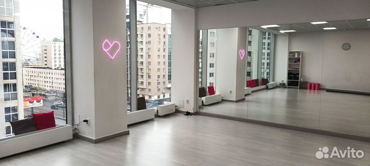 Студия фитнеса и растяжки с высокими потолками