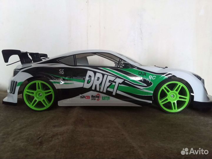 Автомобиль на радиоуправлении для дрифта
