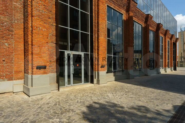 Здание с Большими Панорамными Окнами - 1130 м²