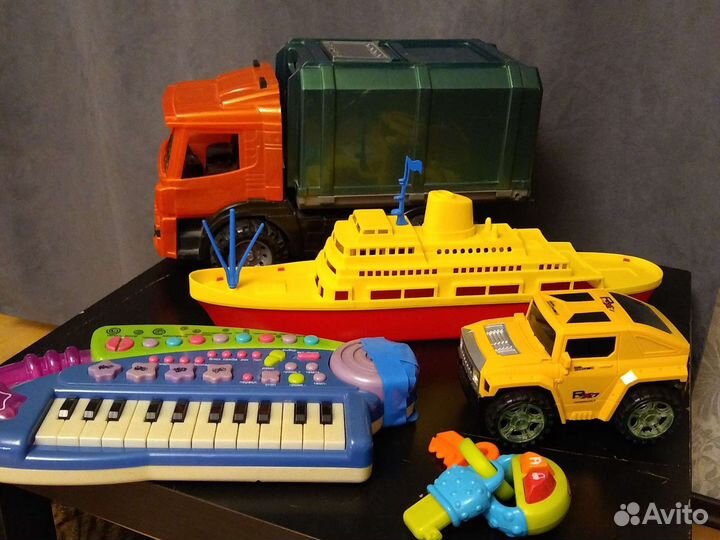 Грузовик и корабль, пианино