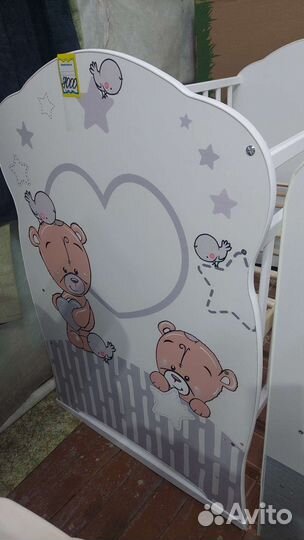 Детская кроватка с маятником