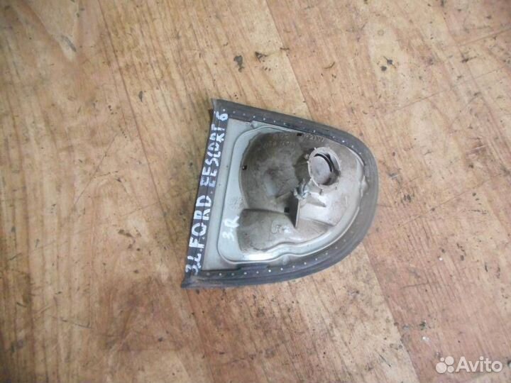 Фонарь задний внутренний правый Ford Escort/Orion