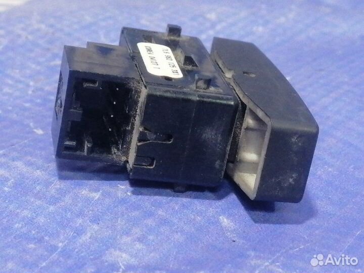 Кнопка центрального замка Volkswagen Touareg