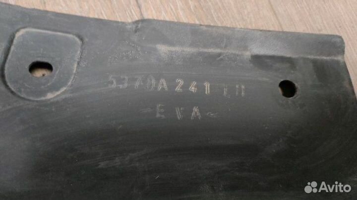 Брызговик передний левый Mitsubishi Pajero 4 3.2D