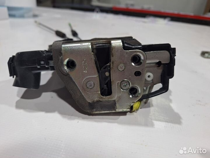 Левый Замок двери Toyota Camry XV4