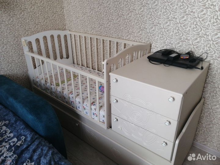 Детская кроватка с маятником и ящиком