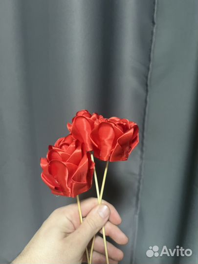 Розы из атласных лент