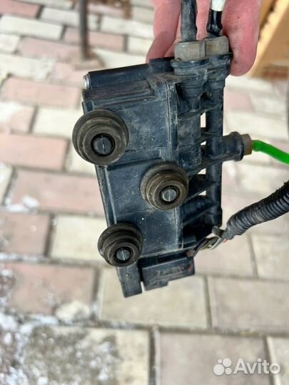 Блок клапанов пневмоподвески передний Land Rover