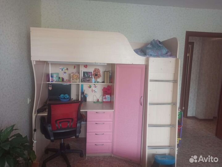 Детская кровать чердак со столом и шкафом
