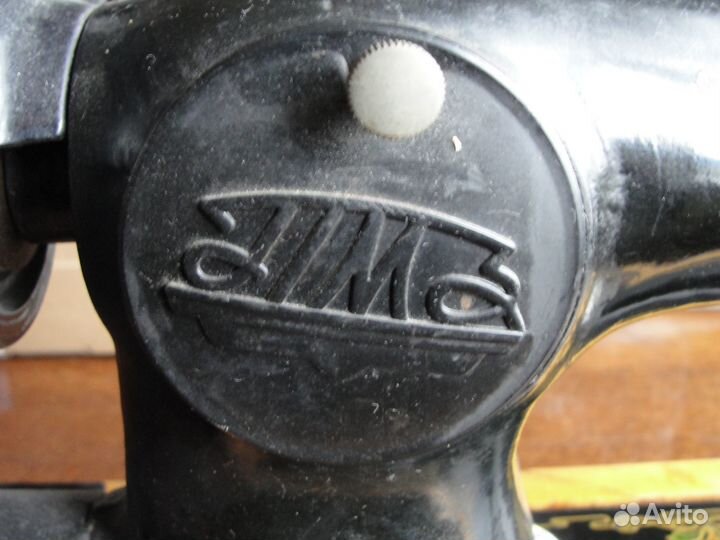 Старая швейная машинка-экспонат