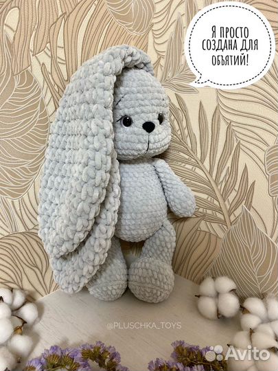 Вязаная игрушка ручной работы зайка