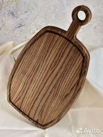 Доска из дерева с ручкой для подачи / разделочная