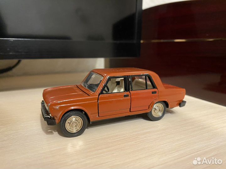 Модель автомобиля ваз 2105 СССР 1:43