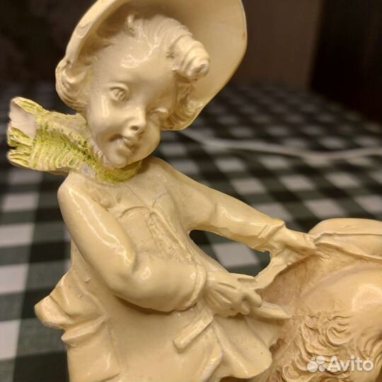 Статуэтка Девочка с собаками борзые