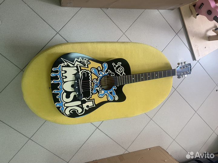 Гитара с принтом
