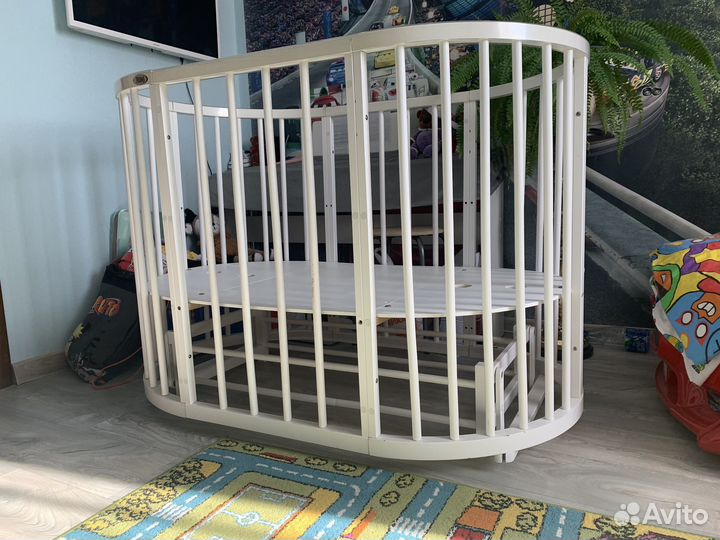 Детская кроватка с маятником