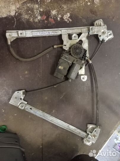 Правый стеклоподъёмник Skoda Octavia A4 Tour