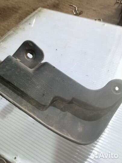 Брызговик передний левый hyundai accent