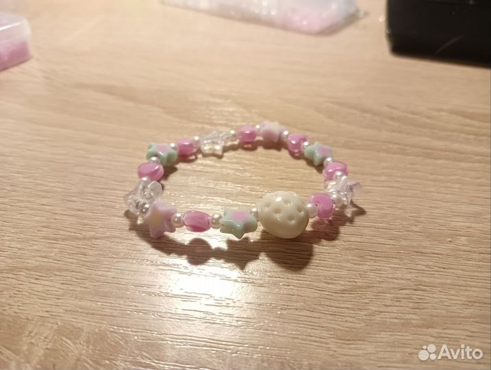 Браслет белая клубничка