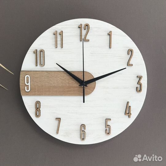 Часы настенные белые с брашированием круглые