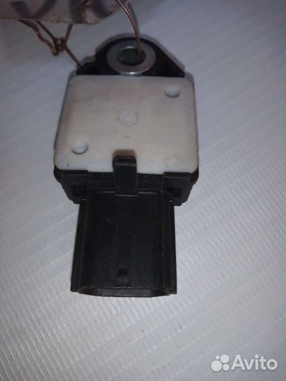 Toyota Corolla e18 180 датчик air bag 89831-02130