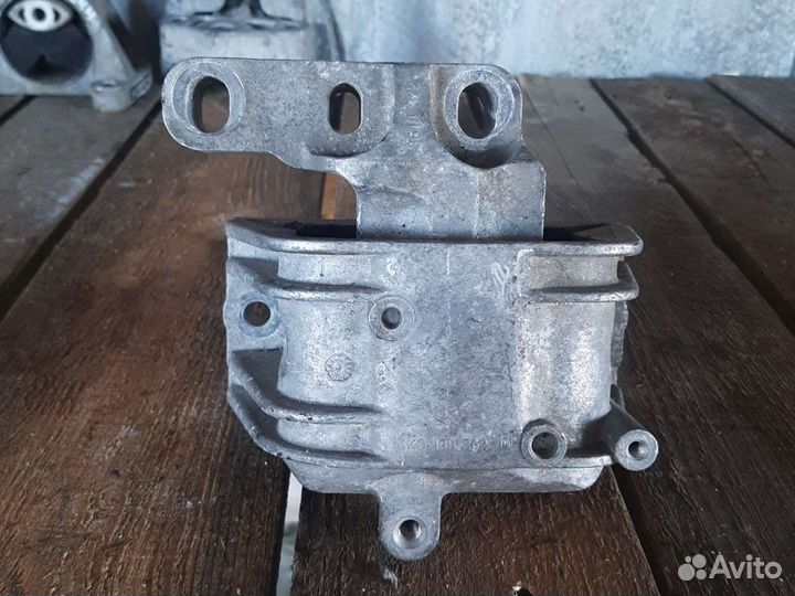 Подушка двигателя VW Passat B6 1.9 TDI