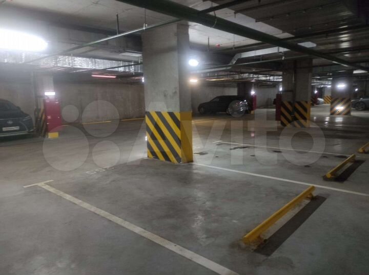 Машиноместо, > 30 м²