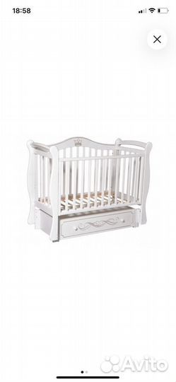 Детская кроватка с маятником и ящиком